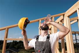 Worker drinks water (Image: Adobe Stock)