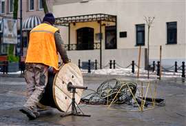 Laying cable (Image: Adobe Stock)