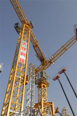 Dahan flat top, pictured with the 45 tonne (on three falls of rope) D6090 hydraulic luffer