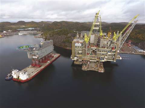 09 barge approaching the installation area