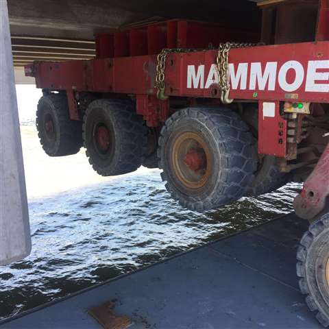 SPMTs used as a cantilever to set shoulder spans