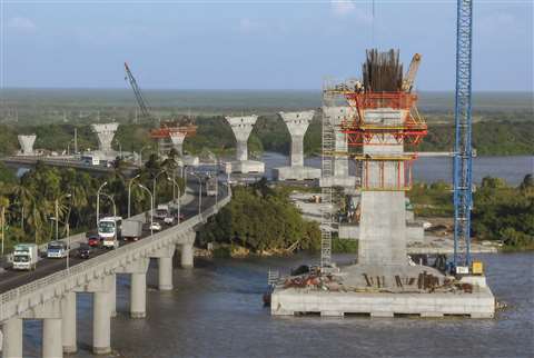 The New Pumarejo Bridge is more than double the height of the originial bridge running alongside it