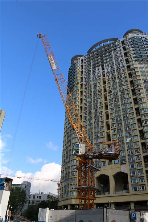 Potain luffing jib towers at work in Shenzhen, China